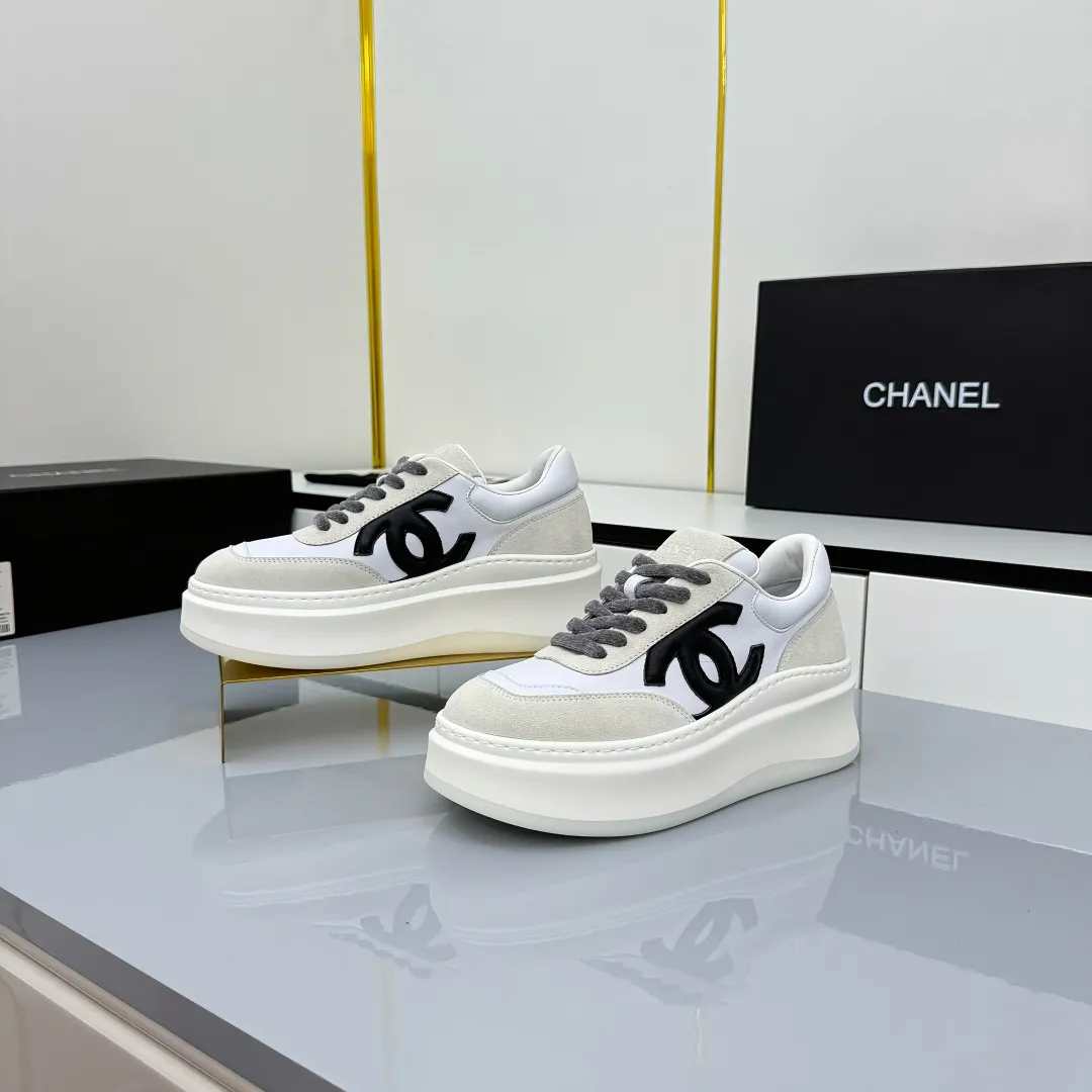 👟👟Ex-factory price 660👟👟 Top version! Chanel Chanel panda shoes! 2025 counter's top casual sports shoes. This classic design; the upper is electro-embroidered with a variety of techniques; the outsole is fashionable and sporty; the unusual inclusion of a variety of color matching elements... The diversified mix and match is very good-looking and versatile, and can be used for leisure, fashion, sports, and outdoor... ꫛꫀꪝ Go➫ Materials: ❶Upper made of: original imported first-layer silk cowhide + original waterproof cloth + original first-layer cowhide ❷Inner lining: Original Yangli+wang ❸ Outsole based on: Original TPU combination outsole Counter boutique packaging complete set for women 35–41
